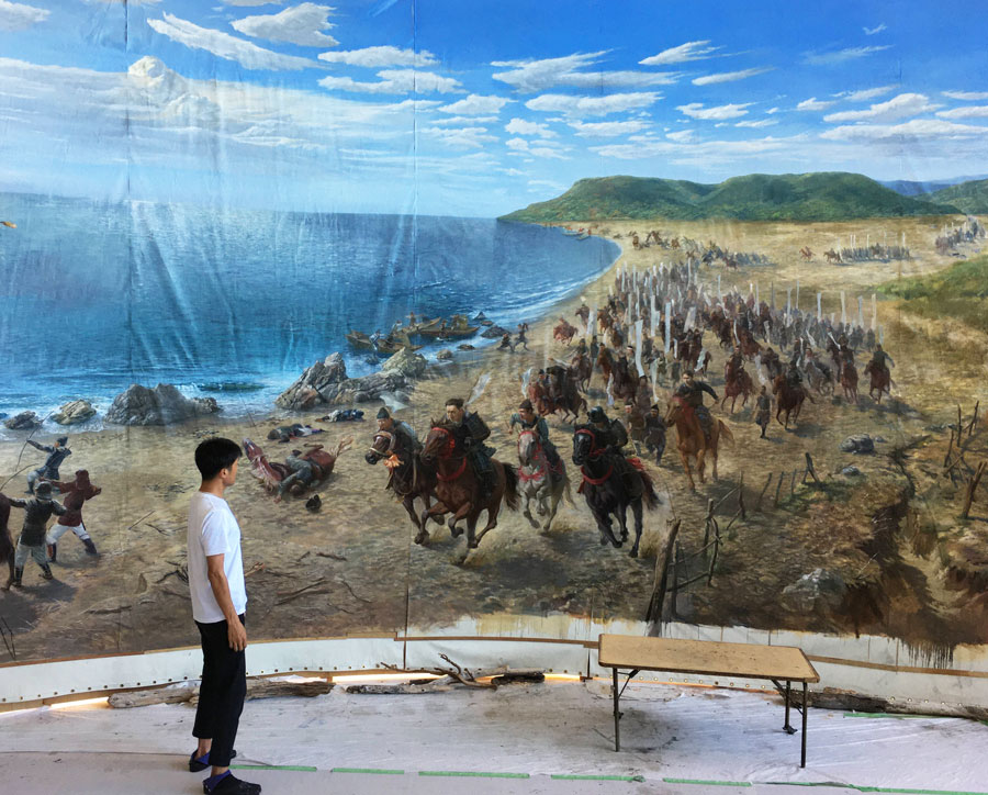 大きな絵画の前に立つ人の姿